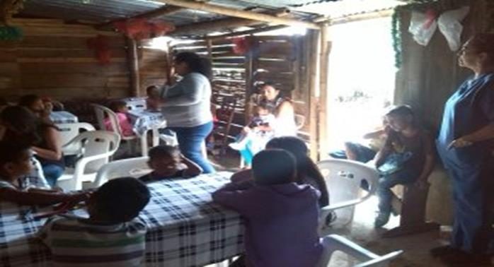 Madres y niños reunidos en el asentamiento