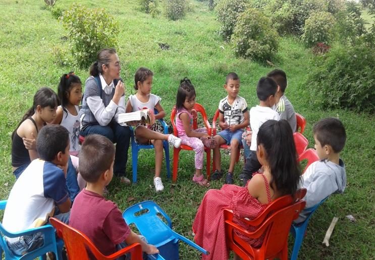 Actividad al aire libre con niñas y niños