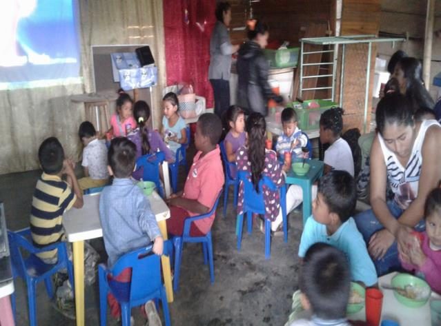 Niños y madres en una actividad del comedor