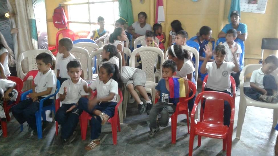 Niños sentados en sillas durante una jornada