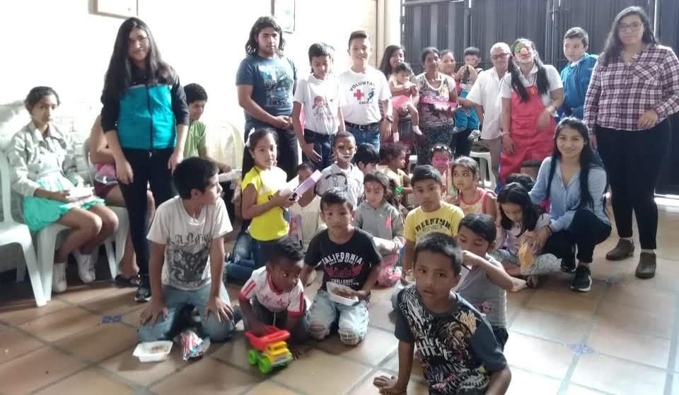 Voluntarios y niños reunidos en el comedor