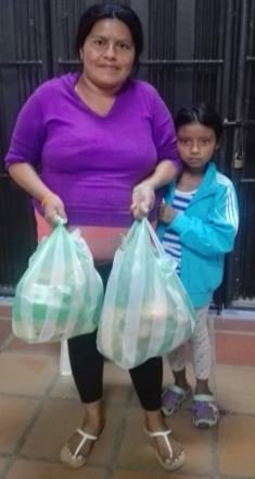 Madre e hija con bolsas de mercado