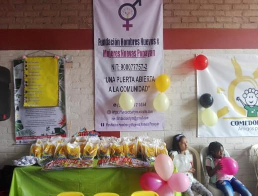 Mesa con refrigerios preparados para los niños