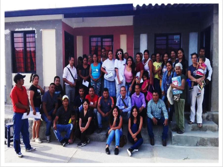 Equipo y familias de la fundación frente a la sede