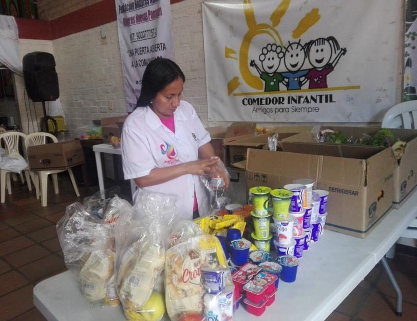 Voluntaria organizando alimentos para los mercados