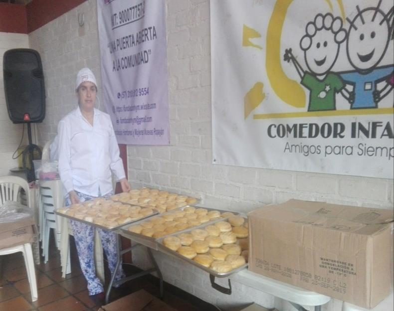 Voluntaria con bandejas de pan recién horneado