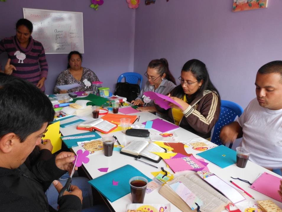 Taller de manualidades y acompañamiento emocional en torno a una mesa